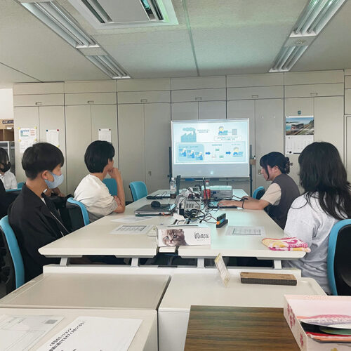 【月平均残業時間3時間　年間有給平均取得日数12日】<br />
労働環境がハードなイメージのIT業界ですが、当社は100%直接取引のため業務時間を主体的に管理。無理のない残業時間や余裕のある年間休日を実現しています。転勤がなく働きやすい環境です。